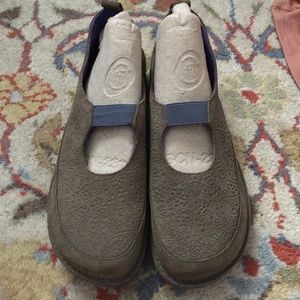 New GUDRUN SJODEN Olive Green Suede Embossed Flat Shoes Size 38 M